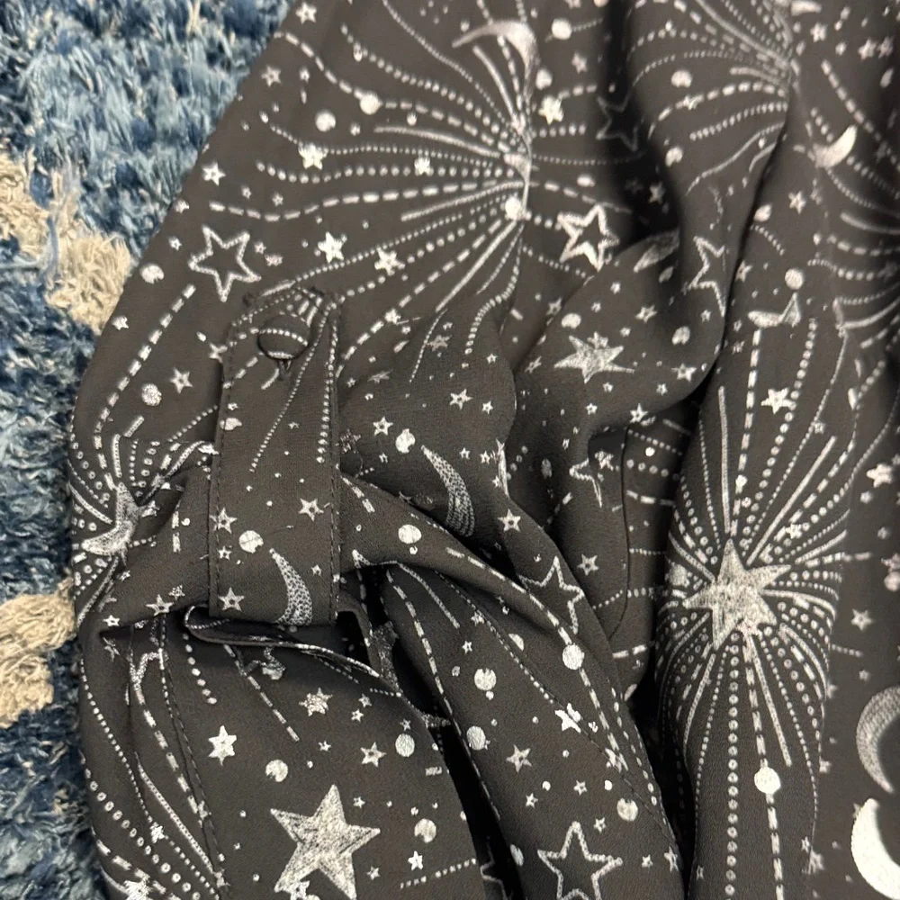 NEW Torrid Black and Silver star chiffon tunic roll-tab blouse size 1X(14-16) - Picture 5 of 14
